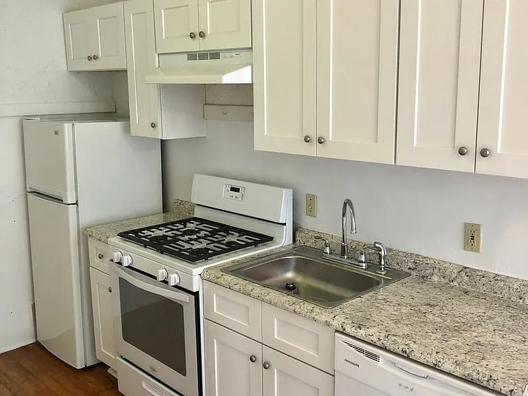 1301 Napoleon Ave #J — Photo 4