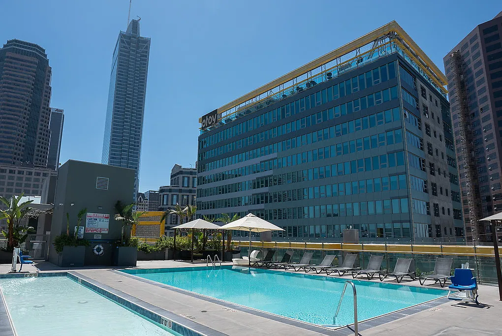 Skylux on Wilshire — Photo 4