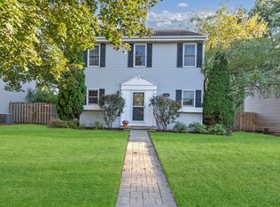 888 Geneva Dr, Geneva, IL 60134