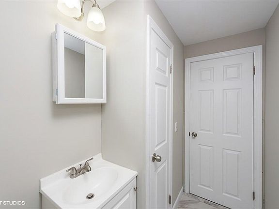 4th image of 8 Greenlake Dr