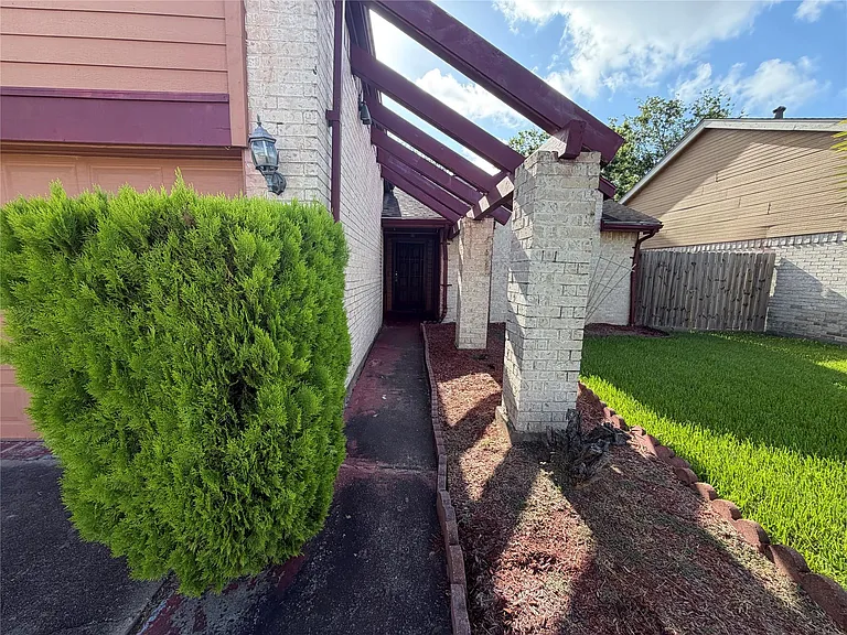 1423 Elkwood Dr — Photo 2
