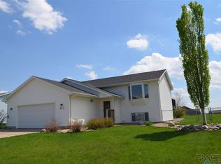 915 E Kevin Dr, Tea, SD 57064