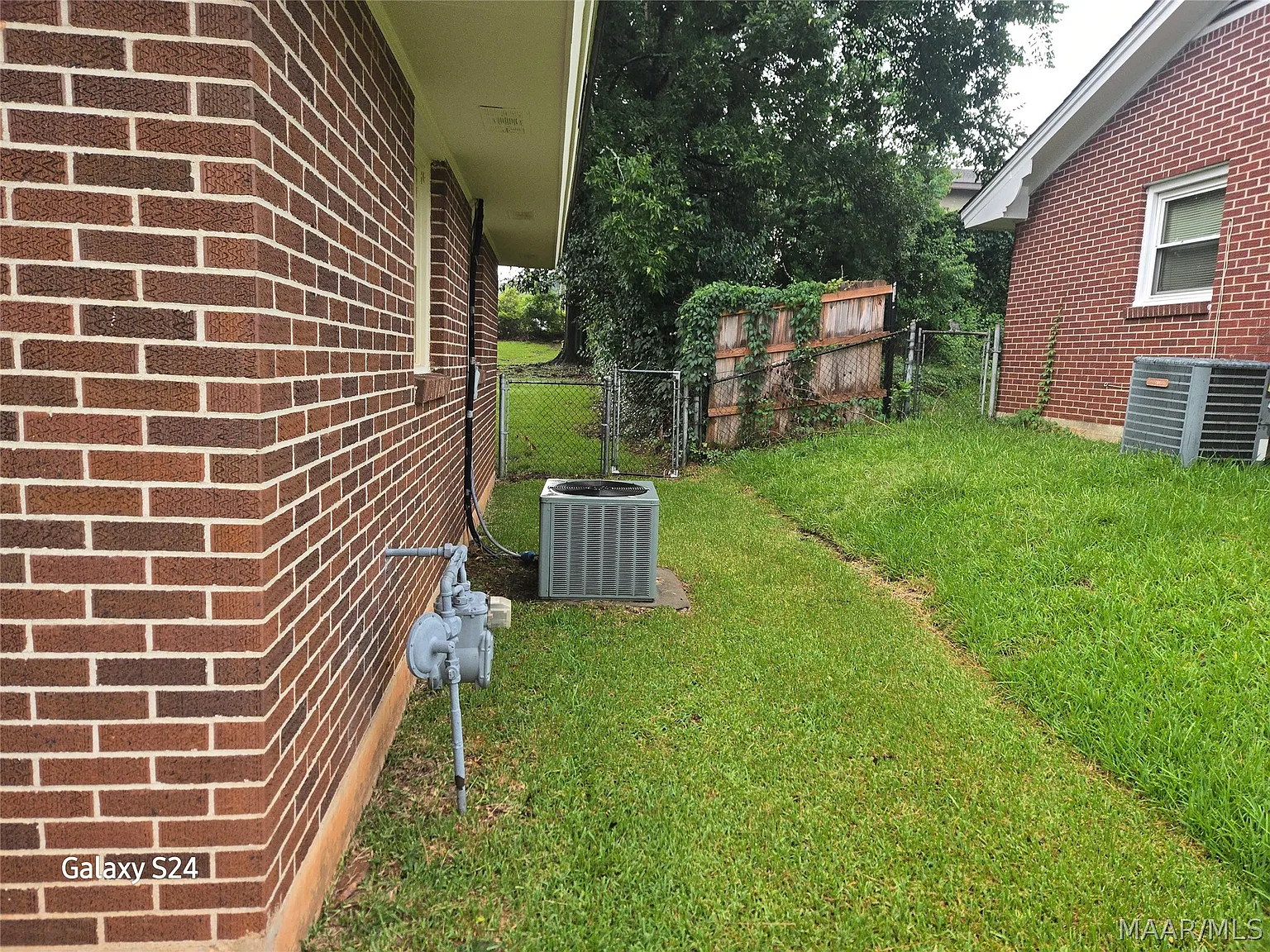 3 bed, 1.0 bath, 1076 sqft, $1,175 — Photo 2