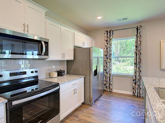 5th image of 584 Country Oak Dr