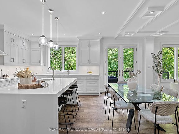 4th image of 146 Thompson Ave