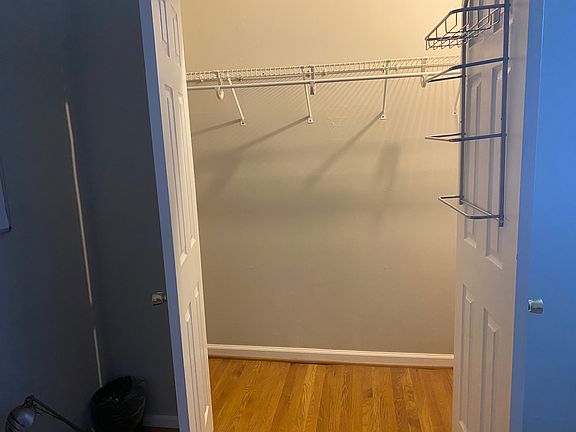 Wall-to-wall closet