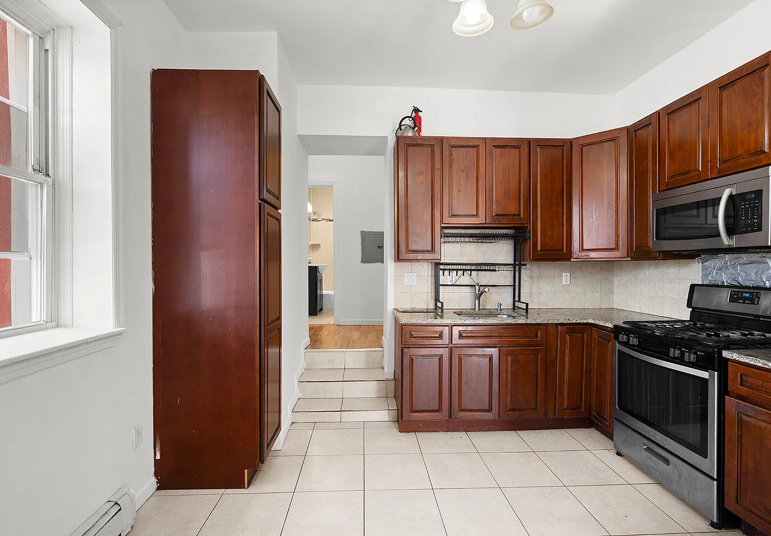 3 bed, 1300 sqft, $2,370 — Photo 3