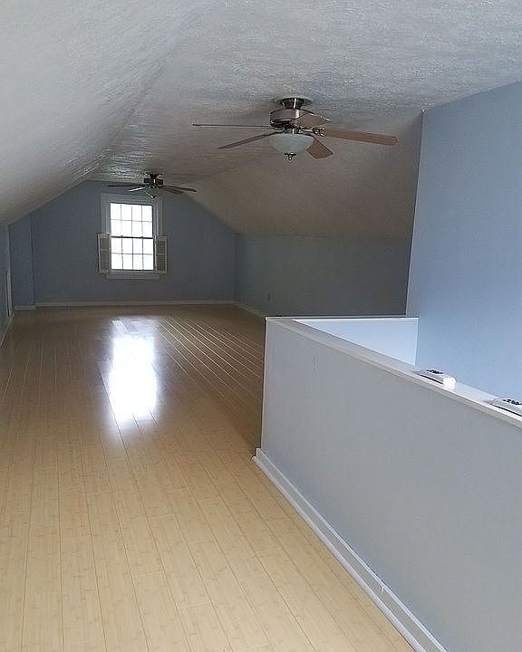 Large 2nd fl- 3rd bdrm/offic