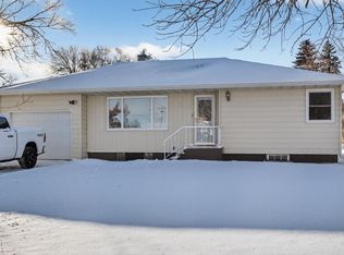 315 West St, Ray, ND 58849