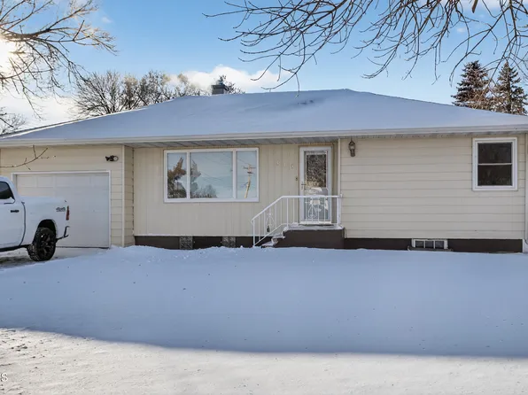 315 West St, Ray, ND 58849