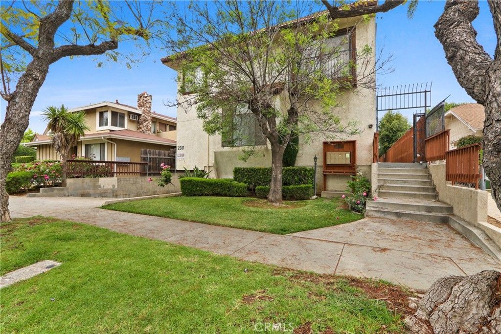 Apartment in Alhambra, Los Angeles - View 3