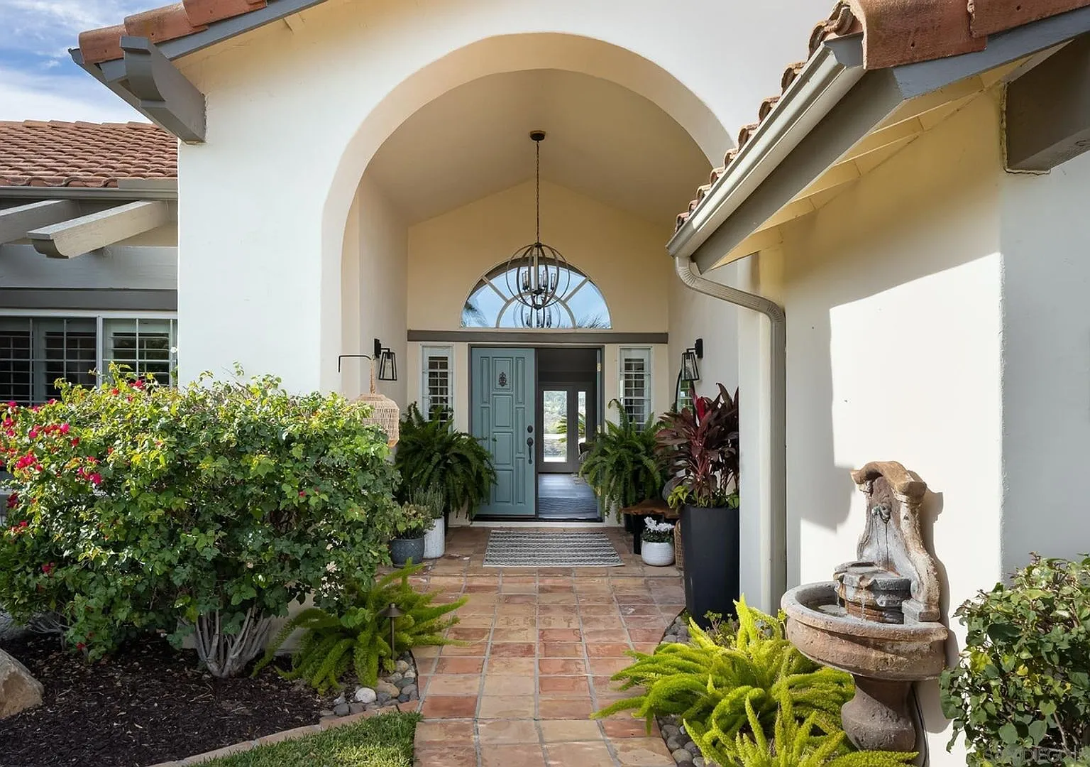 Luxurious Home — Photo 3