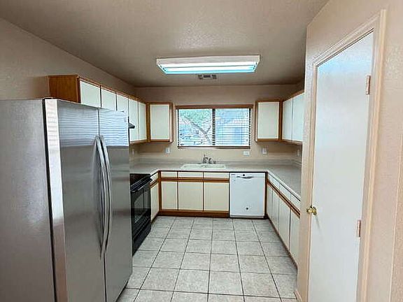 3rd image of 3937 S Illinois St