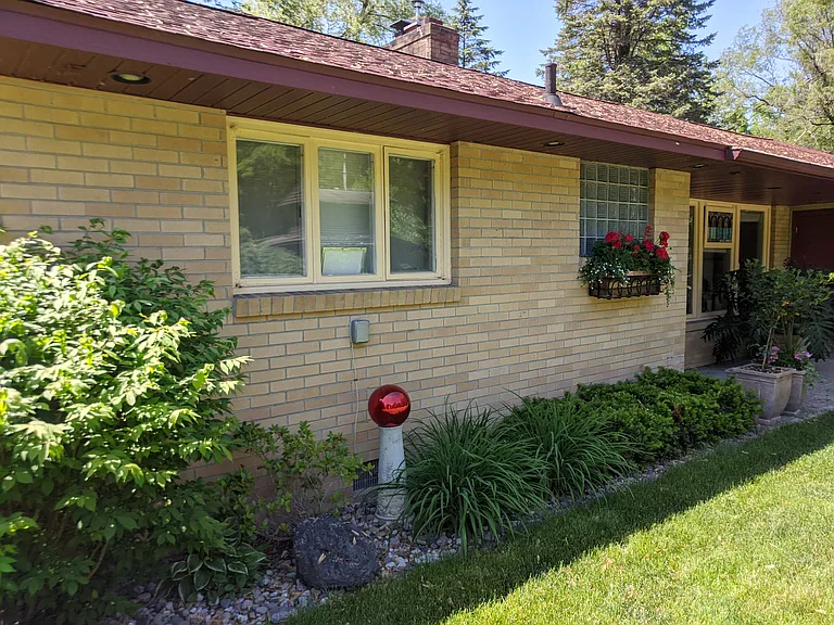 2471 N Lakeview Dr — Photo 2