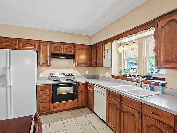 5th image of 709 W Church St