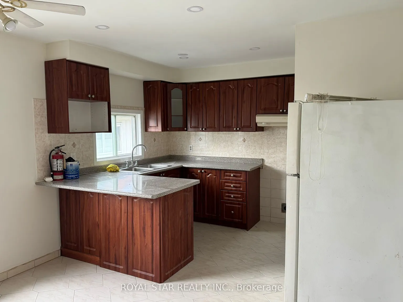 3 bed, $2,500 — Photo 2