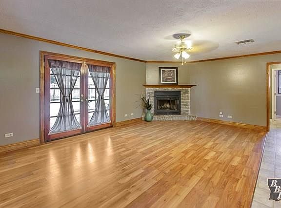 3rd image of 233 Melanie Ln