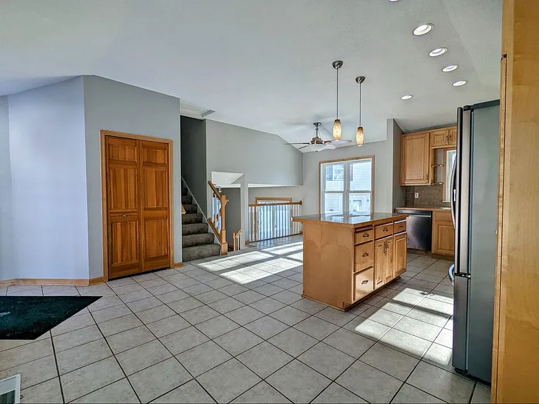 8778 Hawthorne Dr — Photo 3