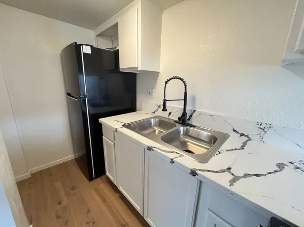 2410 S M St APT 12, Bakersfield, CA 93304