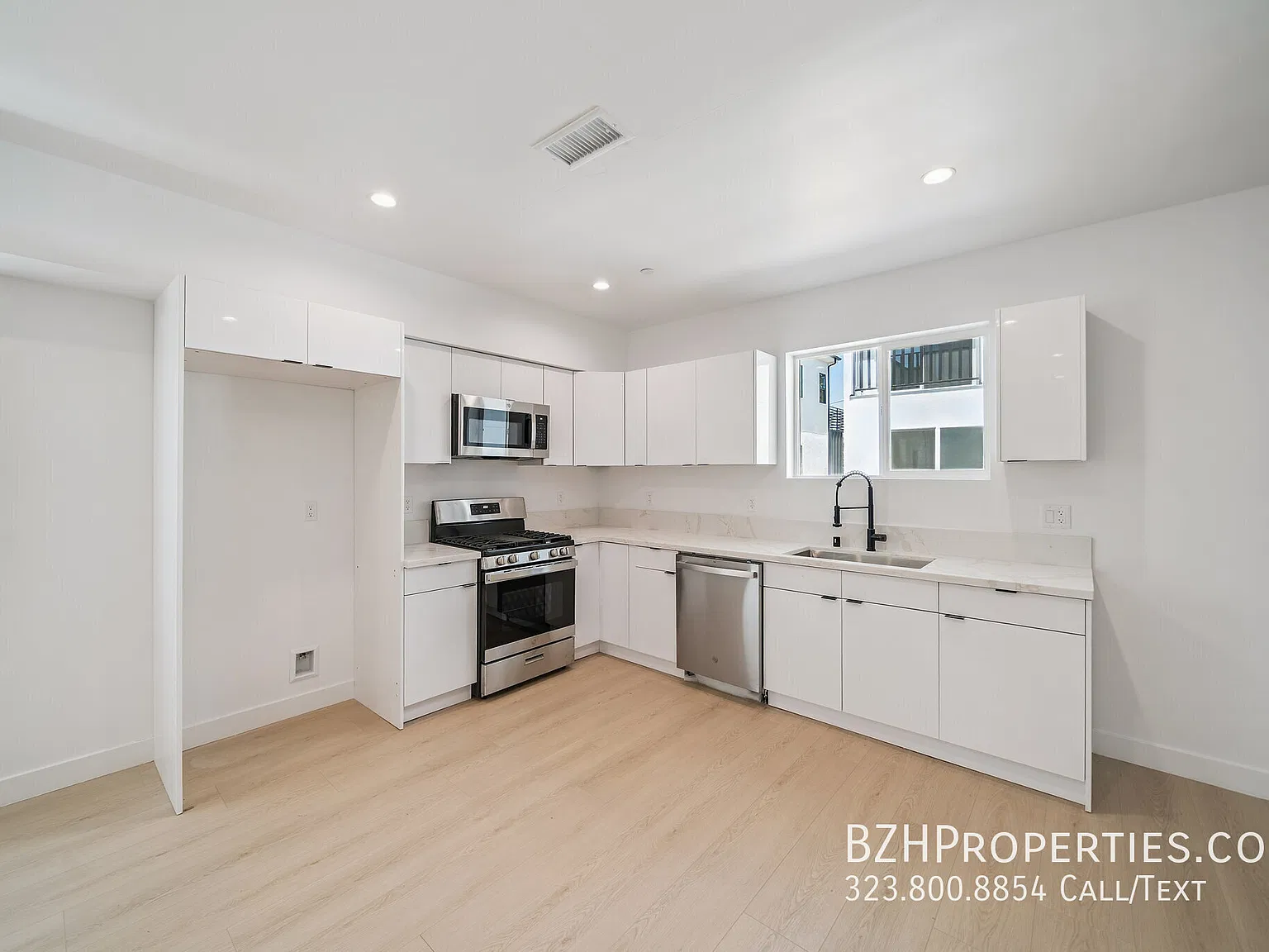 Modern Multi-Level Living with 3 Bathrooms & In-Unit Laundry — Photo 3
