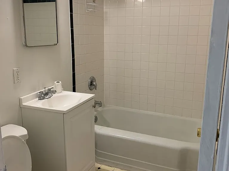 5104 Franklin Court Apartments — Photo 11
