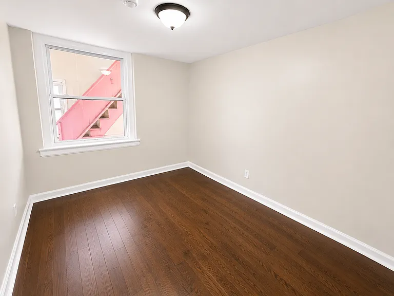 581 N 5th St #1R — Photo 7