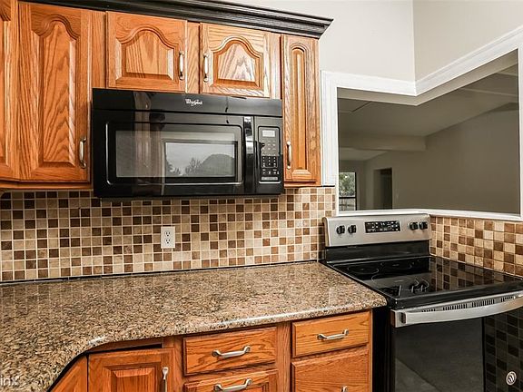4th image of 105 W Woodland Dr