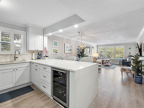 4th image of 2309 S Cypress Bend Drive #211D