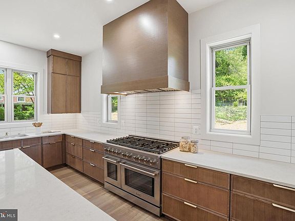 5th image of 3020 Castle Rd
