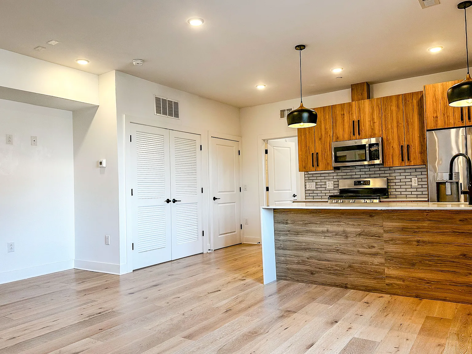 2 bed, 917 sqft, $2,300 — Photo 2
