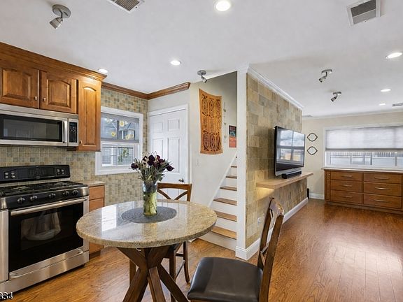 5th image of 464 Meade St