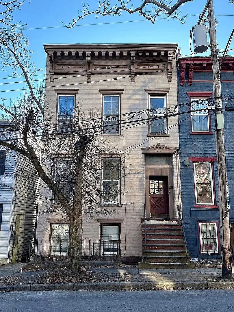 Charming 2BR Duplex in Albany — Photo 1