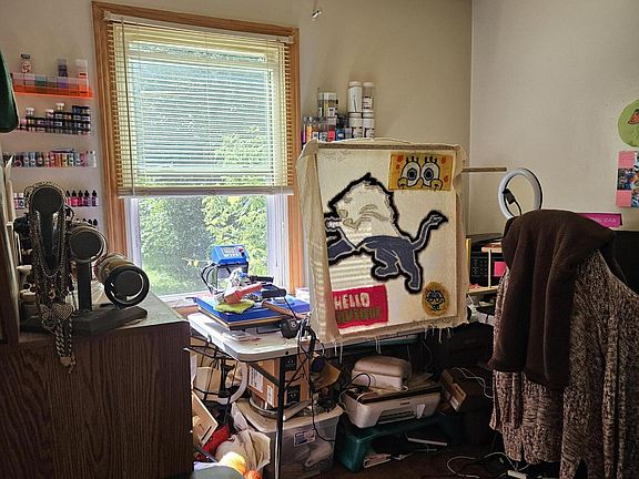 4th image of 7653 Evergreen Ave