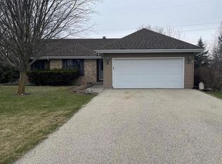 194 Granary Cir, Hartland, WI 53029
