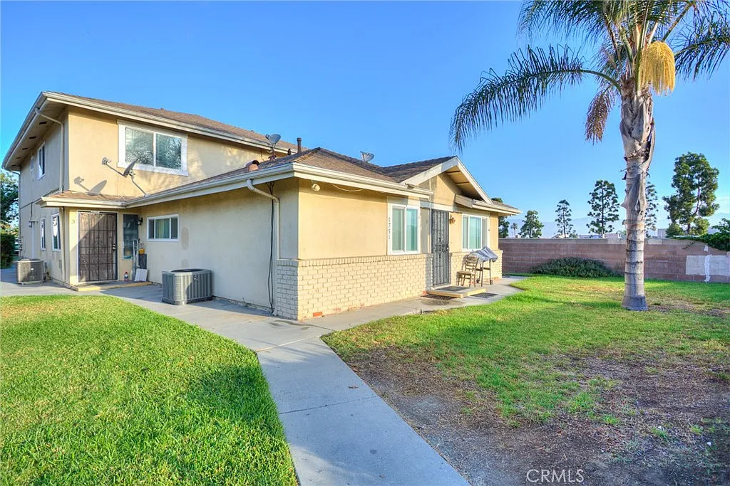 2 bed, 758 sqft, $2,400 — Photo 1