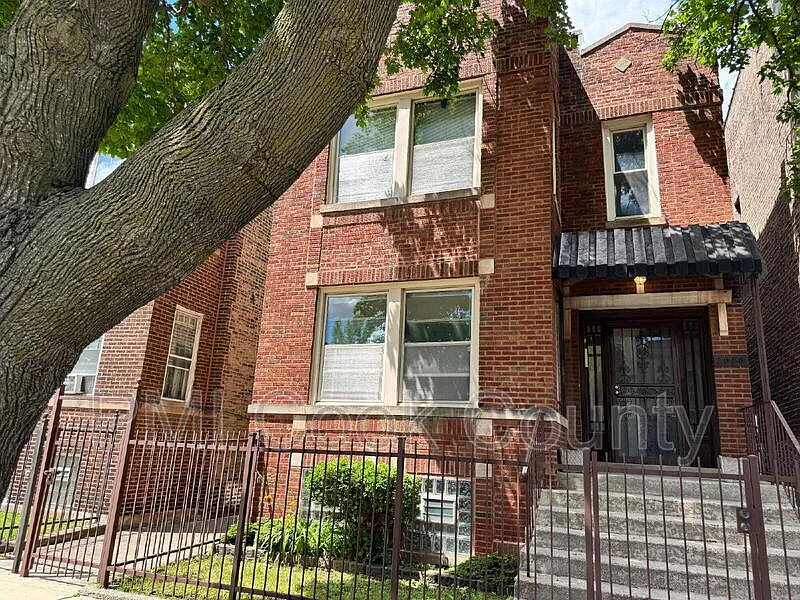 2 bed, 1.0 bath, 900 sqft, $1,900 — Photo 1