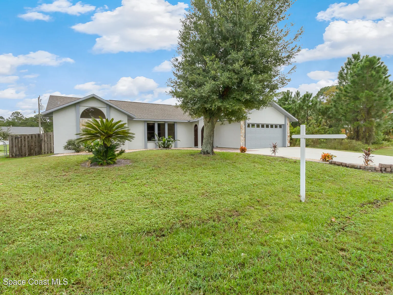 3 bed, 2.0 bath, 1612 sqft, $2,250 — Photo 2