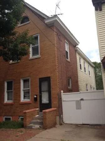 662 Lamberton St photo 1