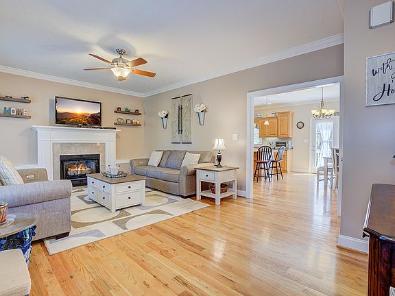3rd image of 32 Crestwood Dr