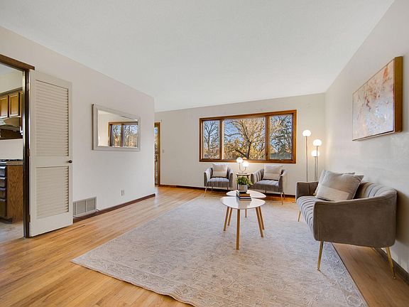 4th image of 2633 Fairlawn Dr