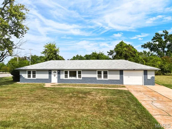 2995 Point Dr, Saint Louis, MO 63129