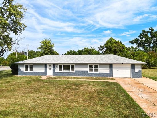 2995 Point Dr, Saint Louis, MO 63129