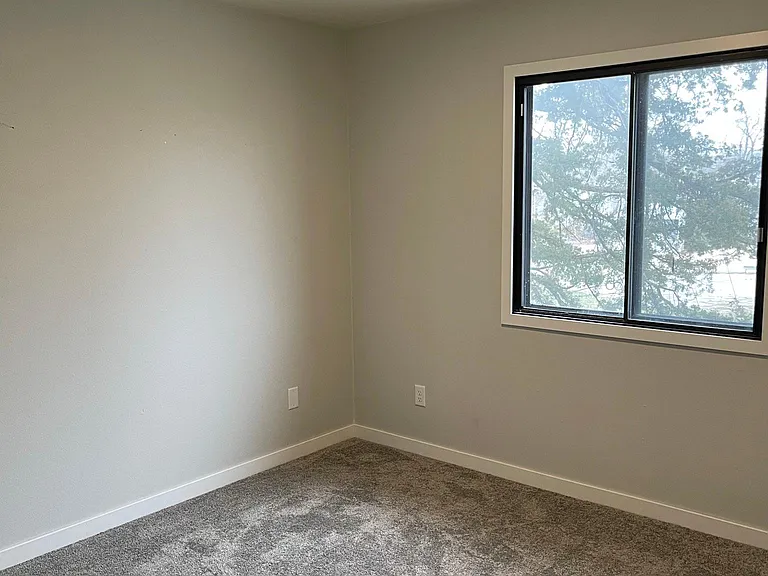 132 N Dodge St #6 — Photo 8