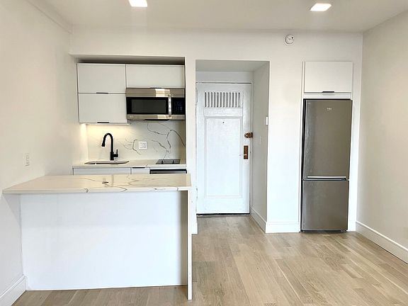 2nd image of 5 Tudor City Pl APT 2028
