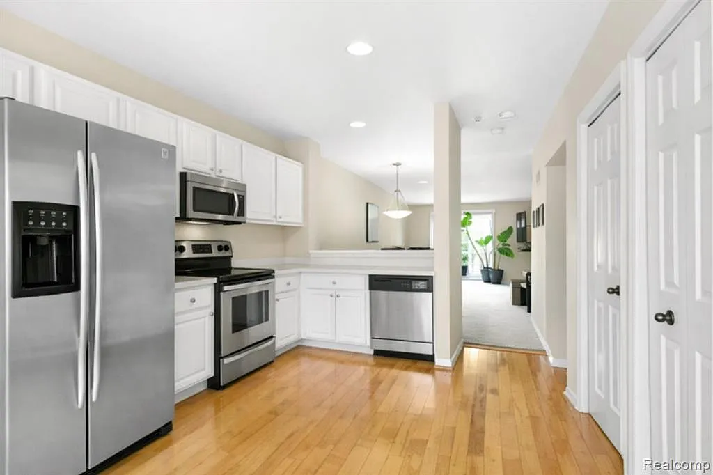 Building Photo - 3027 Camden Dr