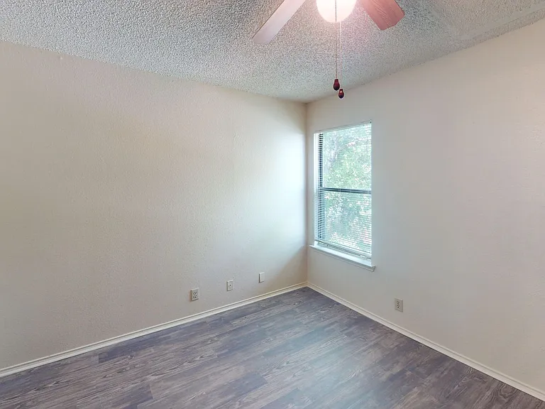 521 W Sycamore St — Photo 11