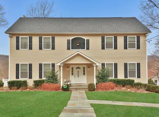 855 Warren Ave, Thornwood, NY 10594