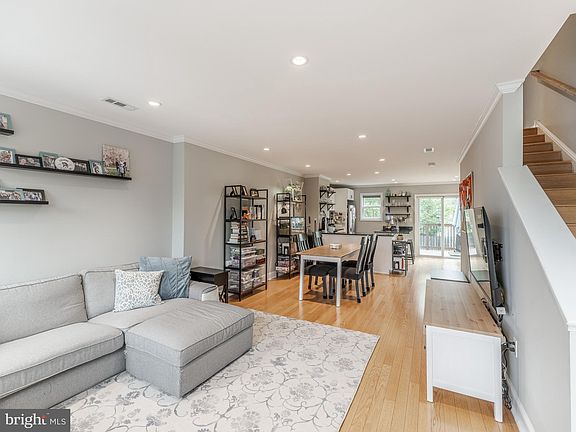 3rd image of 406 Leverington Ave Unit C