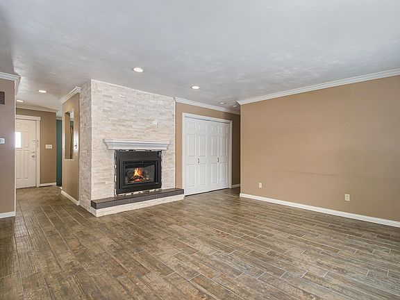 4th image of 22855 Bainbridge Dr