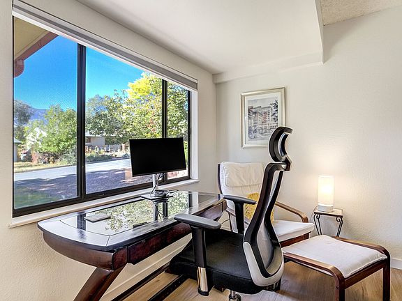 Desk

Thoughtful updates and the everyday essentials that make a longer stay comfortable.